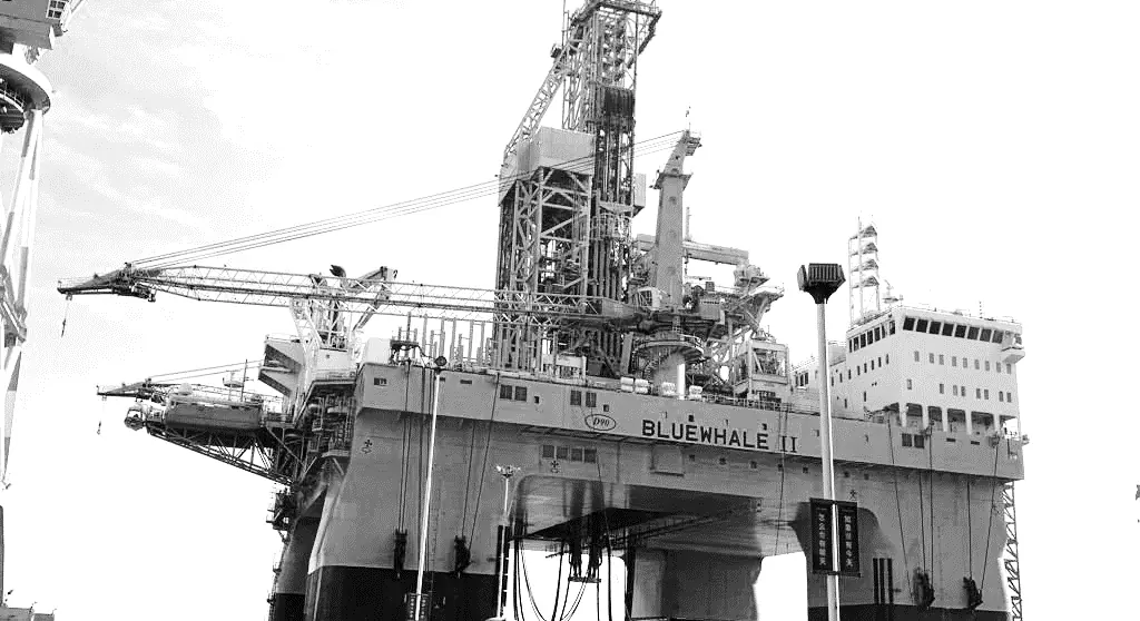 Equipo de perforación semisumergible en operación costa fuera