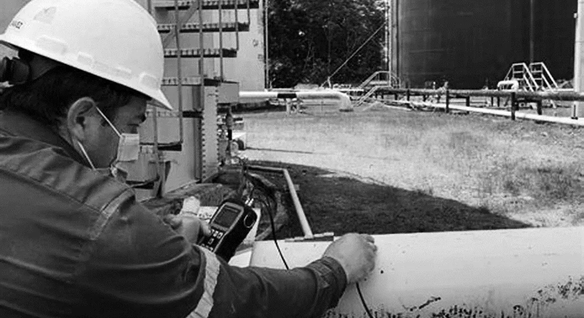 Técnico realizando inspección de integridad mecánica en un ducto