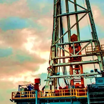 Torre de perforación terrestre en operación