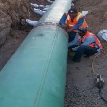 Cuadrilla inspeccionando un ducto