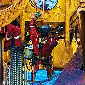 Técnico trabajando con acceso por cuerdas en estructura